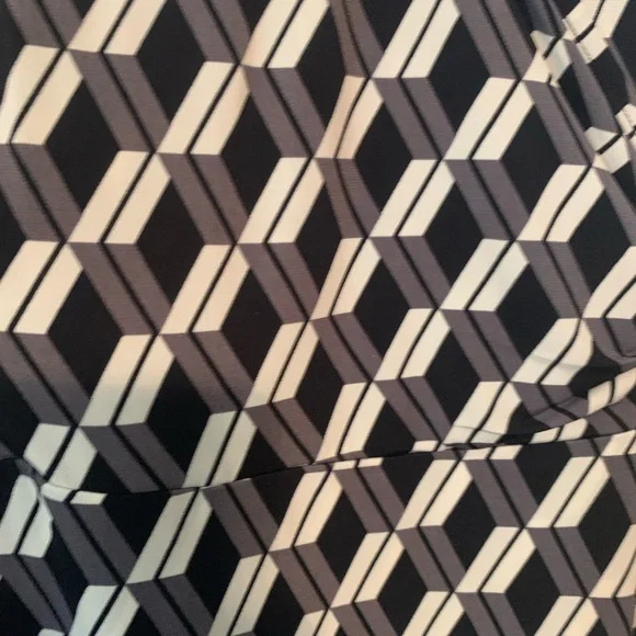 Elegant Black, Gray, and White Geometric Wrap Dress - Picture 4 of 7